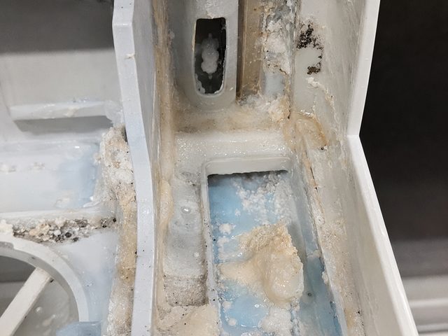固まって蓄積した洗剤カス